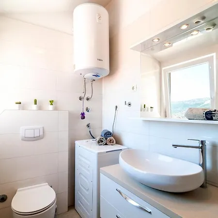Apartament White Stone, *